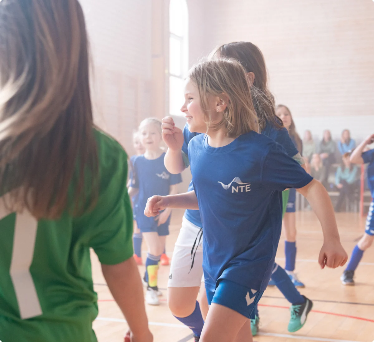 NTE støtter lokal kultur og idrett Barn som spiller fotball med NTE-logo på drakten