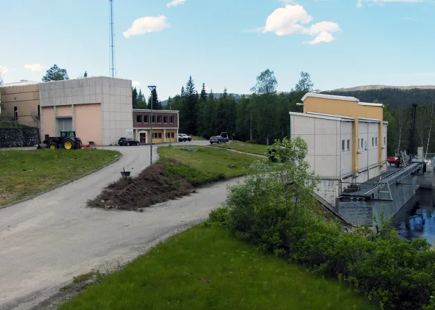 Aunefoss kraftstasjon fra utsiden Aunefoss kraftstasjon fra utsiden