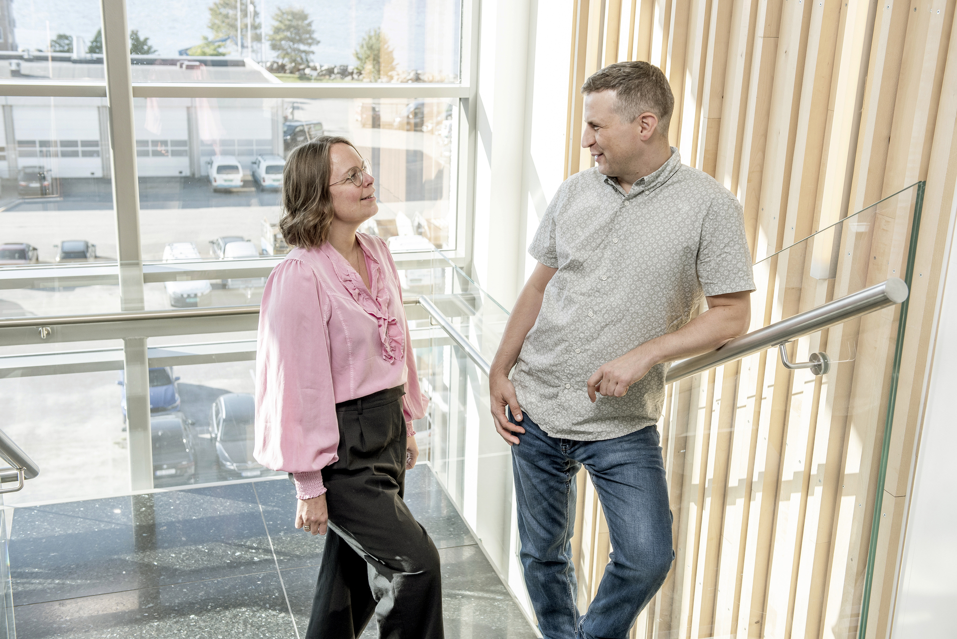 Marianne Rannem Veie og Markus Anttila i samtale i tappeoppgangen ved hovedkontor på Steinkjer