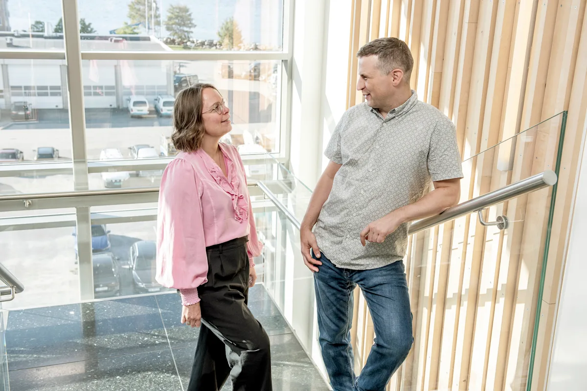 Marianne Rannem Veie og Markus Anttila Marianne Rannem Veie og Markus Anttila i samtale i tappeoppgangen ved hovedkontor på Steinkjer