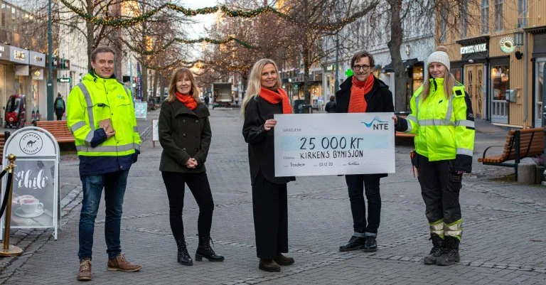 Gled en som gruer seg til jul kampanje Overlevering av gavekort på 25 000 kr
