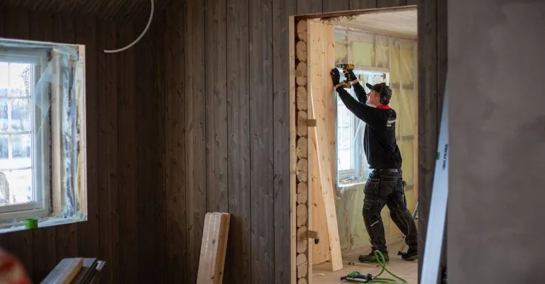 oppussing Bilde av mann som pusser opp et rom