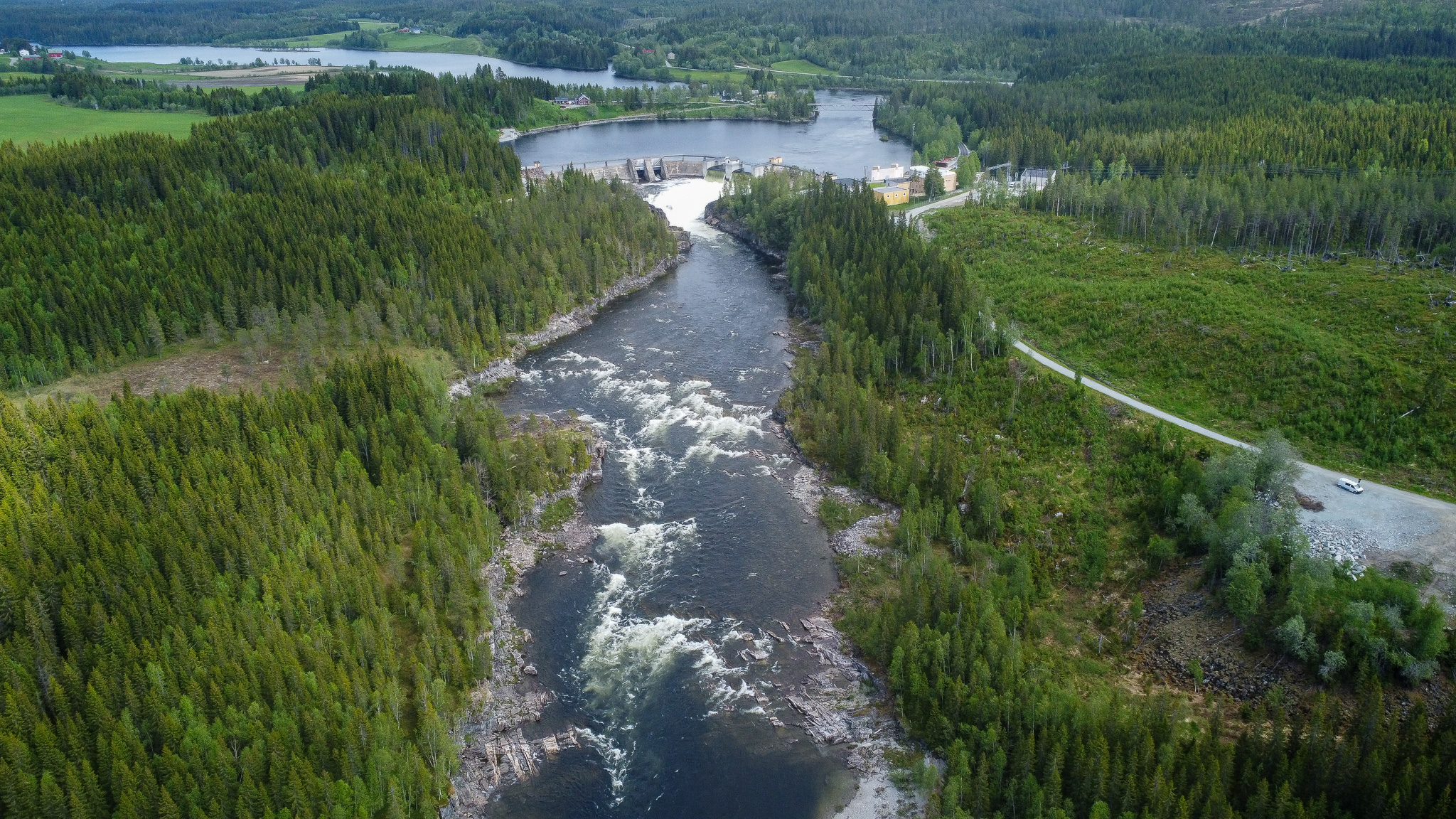 Luftfoto viser Aunfoss kraftverk og dammen