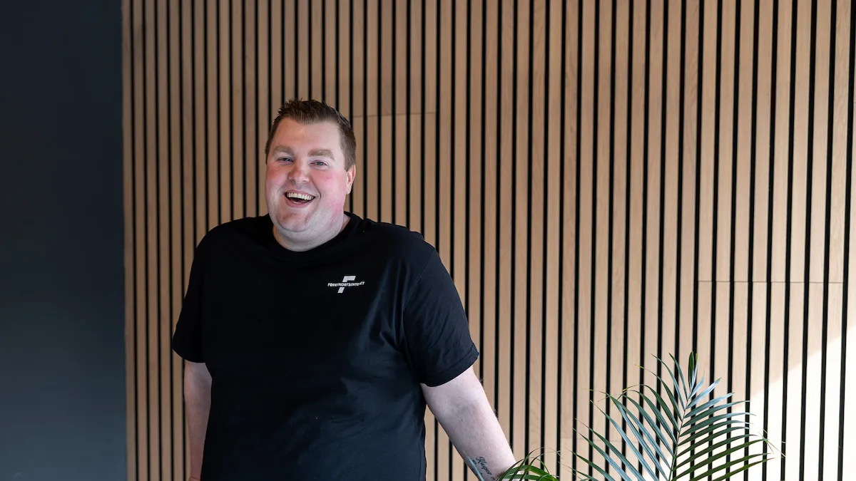 Simen Overvik Blid mann foran en spilevegg