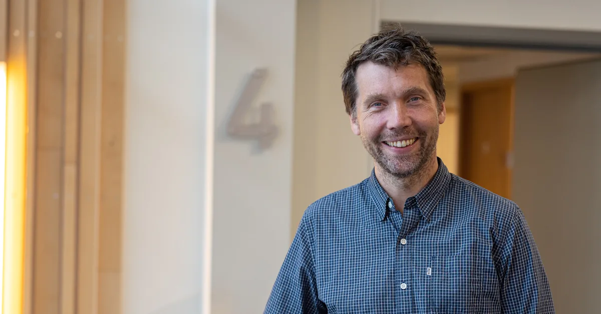Smilende mann med skjorte Smilende mann med skjorte