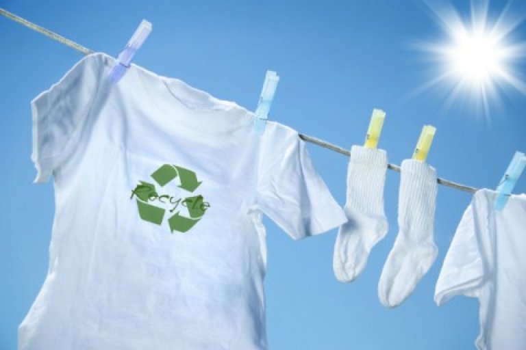 T-skjorte med resirkuler logo henger til tørk ute 