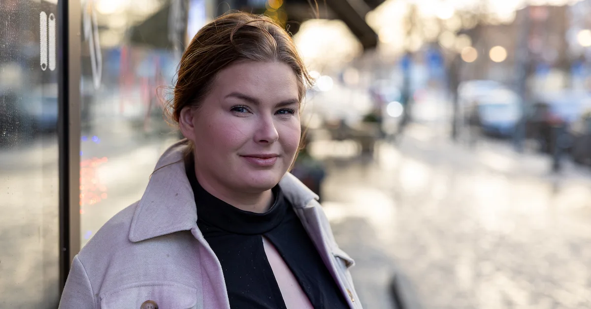 silje smiler Smilende dame i gatebildet