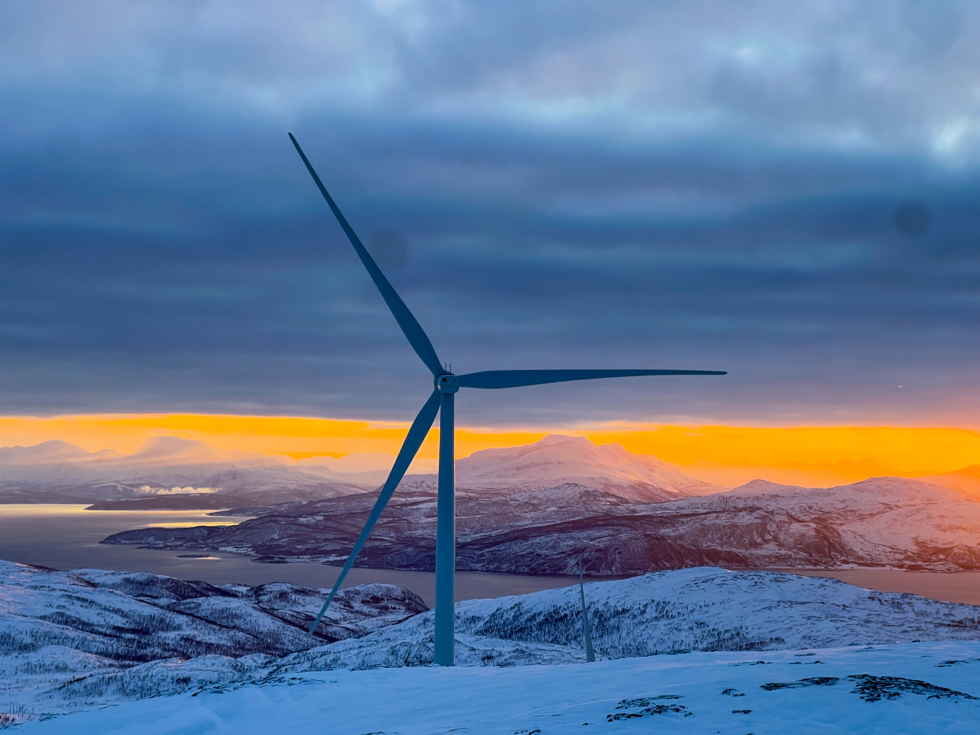 Vindmolleparkene Kvitfjell og Raudfjell i Tromsø i solnedgang