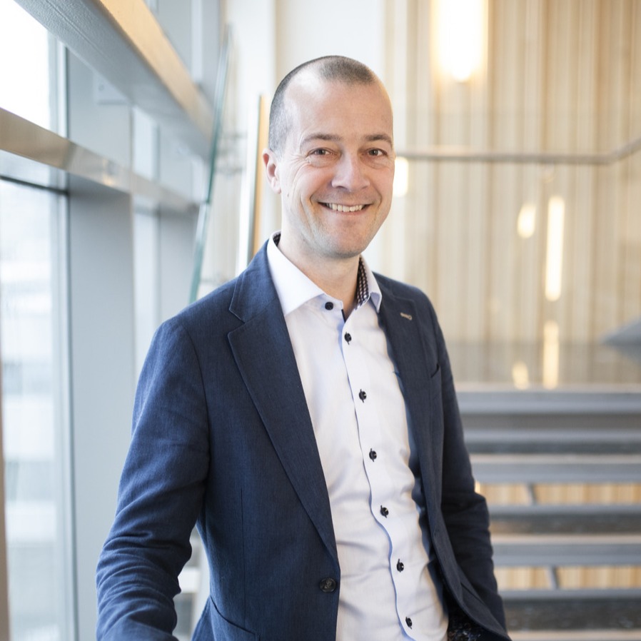 Profilbilde av Morten Resve som står i en trappeoppgang.