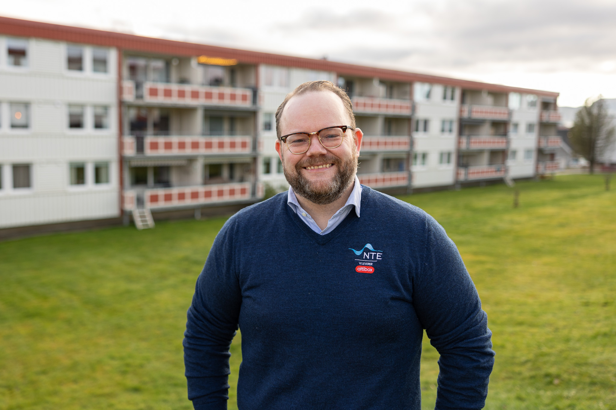 Smilende mann med NTE-logoen på genseren