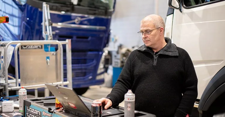 Frode Karlsen Frode Karlsen forran en laptop
