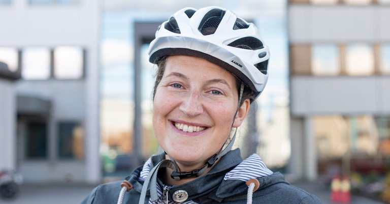 Profilbilde av Stine Kvalø med sykkelhjelm