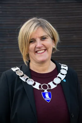 Anne Berit Lein Smilende kvinne med ordførerkjede