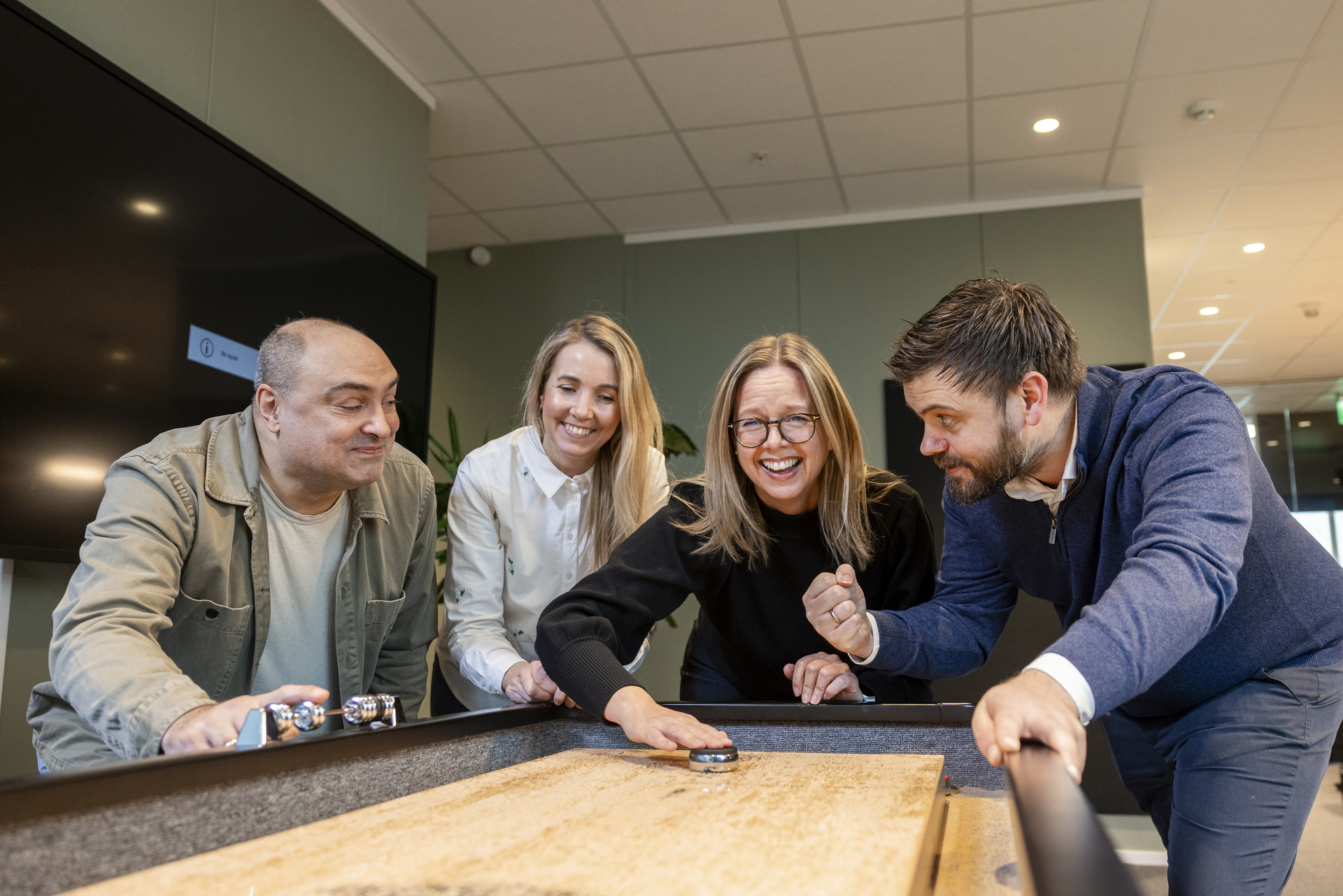 Klaus Koberstein Ida Flaathe Marit Pedersen og Sindre Oksvoll . Konkurranse mellom kollegaer ved Shuffleboardet