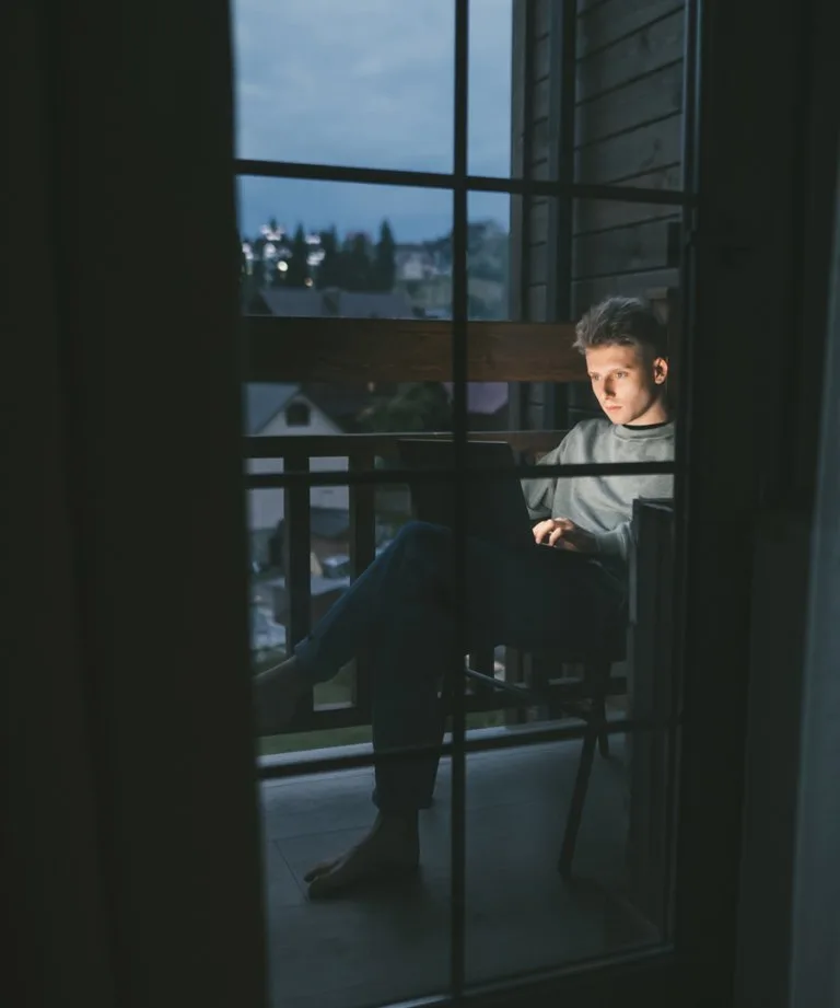 Wifi på tarassen Person jobber på en laptop ute på terassen