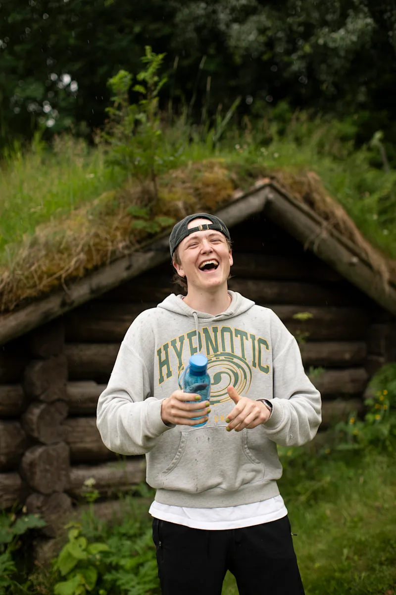 odin liaklev Lattermild gutt som holder en vannflaske