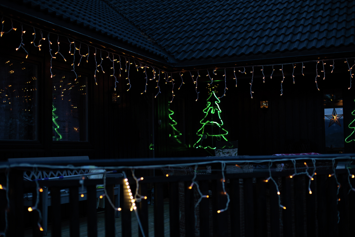 Hus med julelys