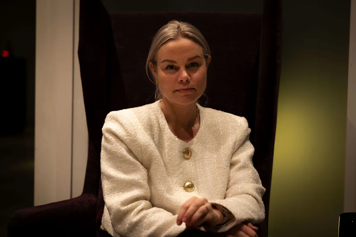 jannicke tusvik bekken Alvorlig kvinne sitter i en lenestol