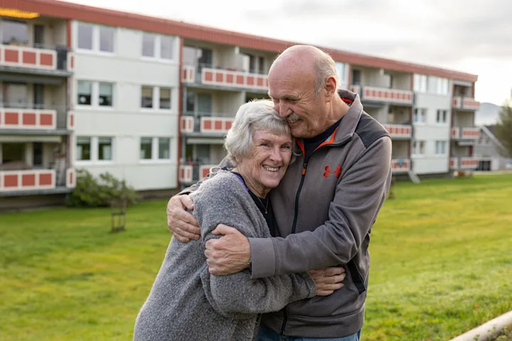 Smilende mann og dame holder om hverandre Smilende mann og dame holder om hverandre