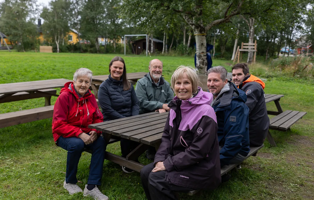Styret i velforeningen og Lise Styret i velforeningen sammen med Lise Musum Stangvik, sponsorsjef i NTE