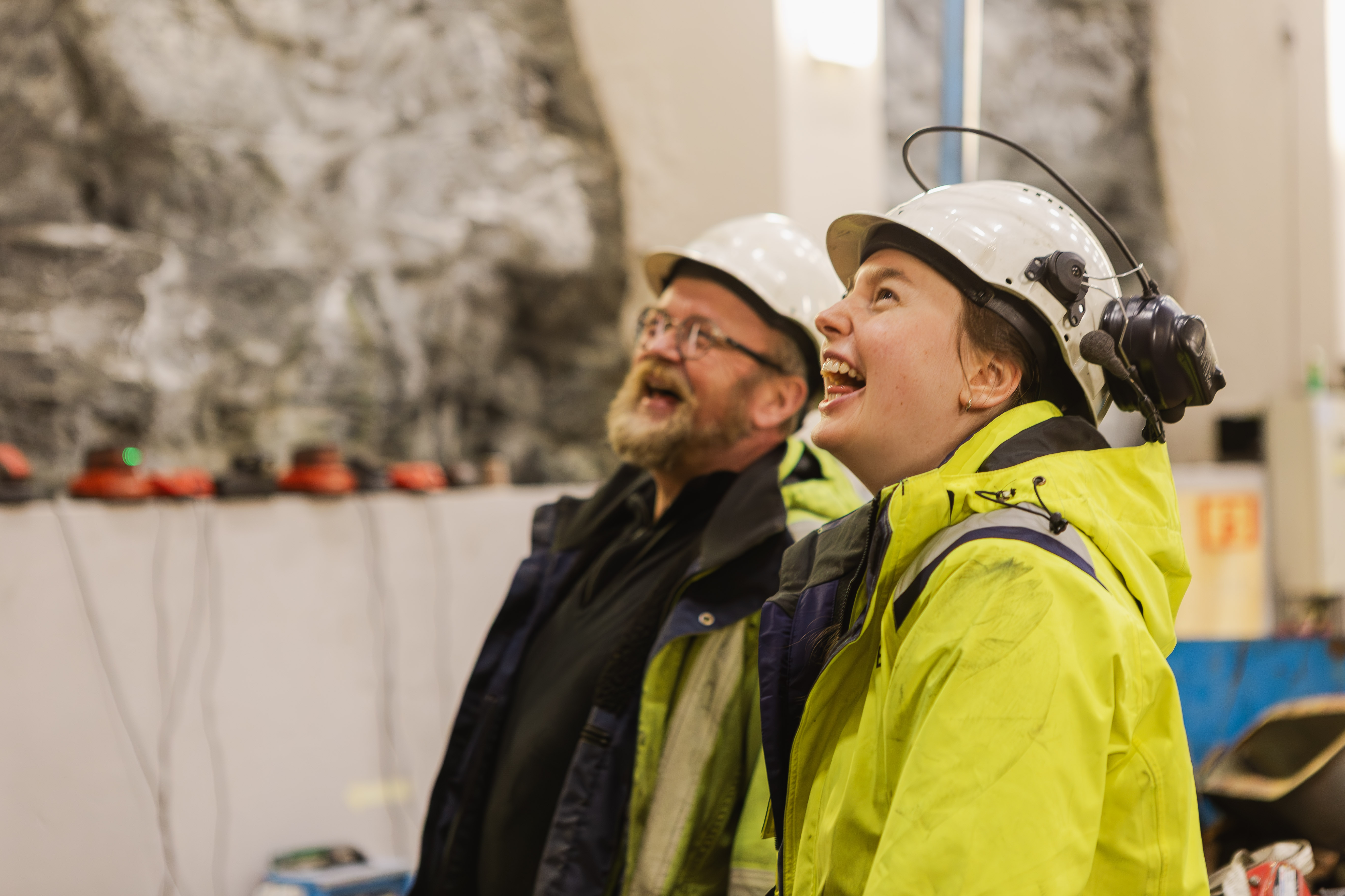 Elen Kristine Lona og Terje Ness på jobb på Nedre Fiskumfoss