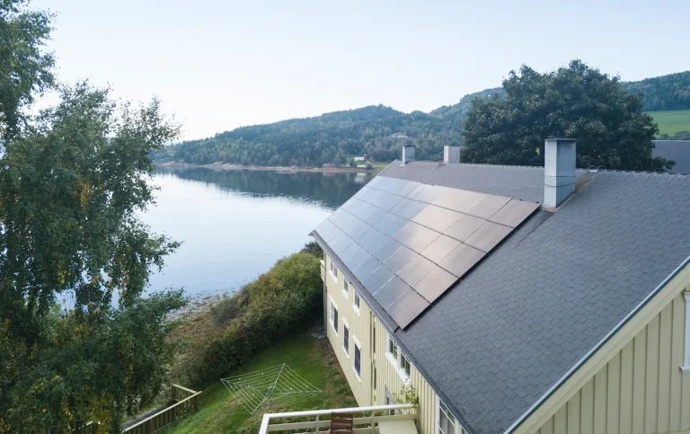 Ytterøy gård solceller Bilde av tak med solceller