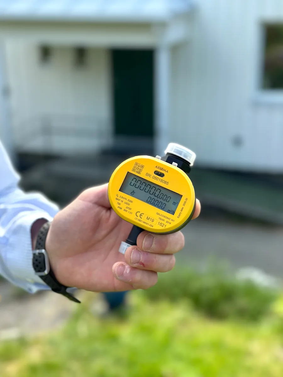Vannmåler Hånd som holder en vannmåler