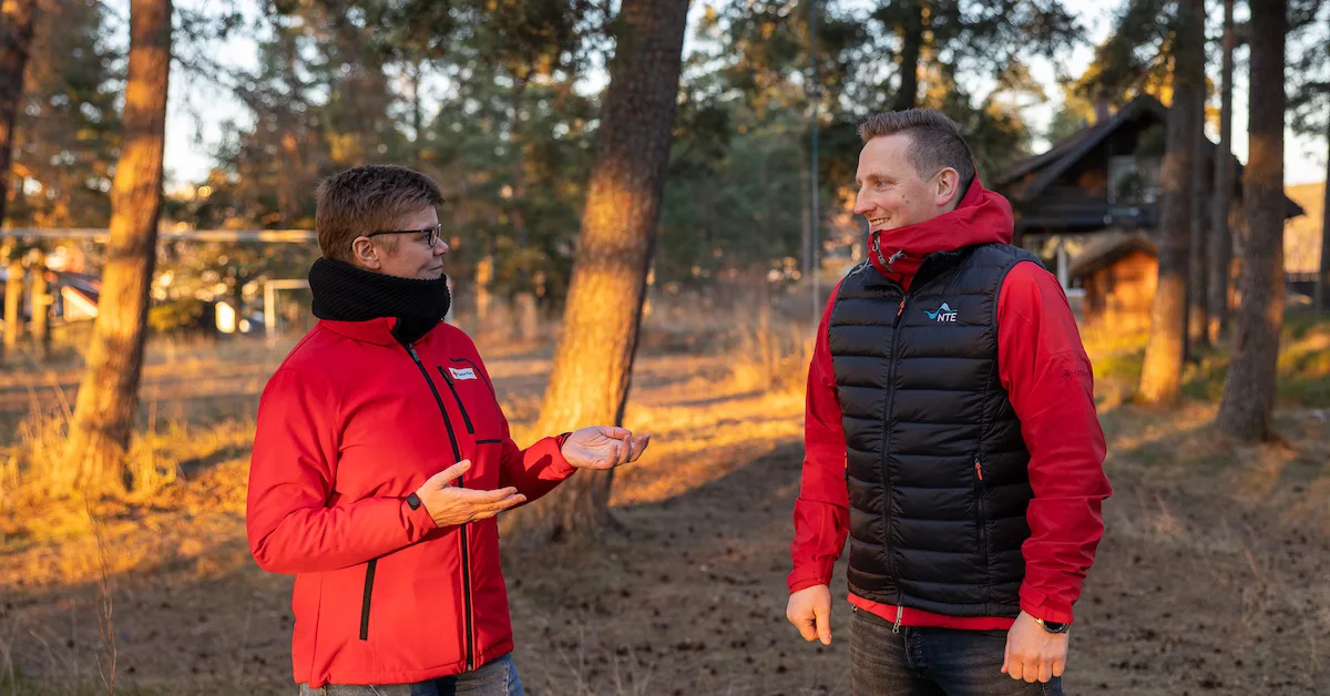 anne og stian i samtale Mann og kvinne i samtale