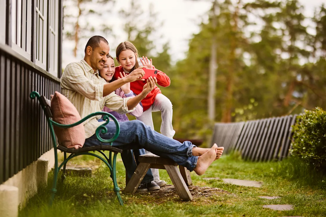 Familie på hyttetur ser på mobilen Foto: Andreas Kleiberg, Altibox Familie på hyttetur ser på mobilen Foto: Andreas Kleiberg, Altibox
