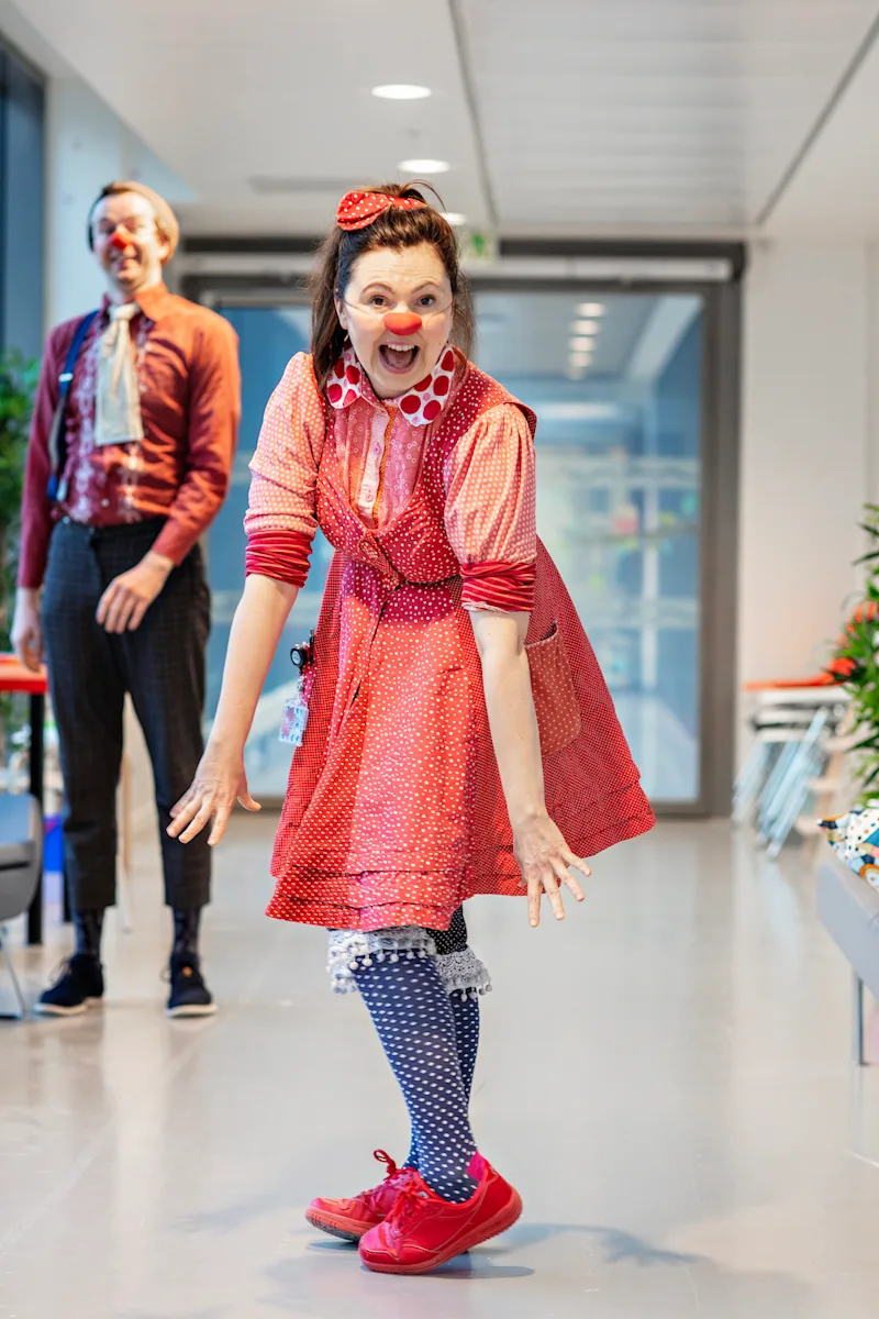 thalia2 Kvinnelig klovn tøyser med kameraet mens en mannlig klovn står i bakgrunnen.