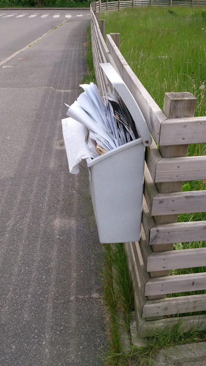 full postkasse Postkasse full av reklame