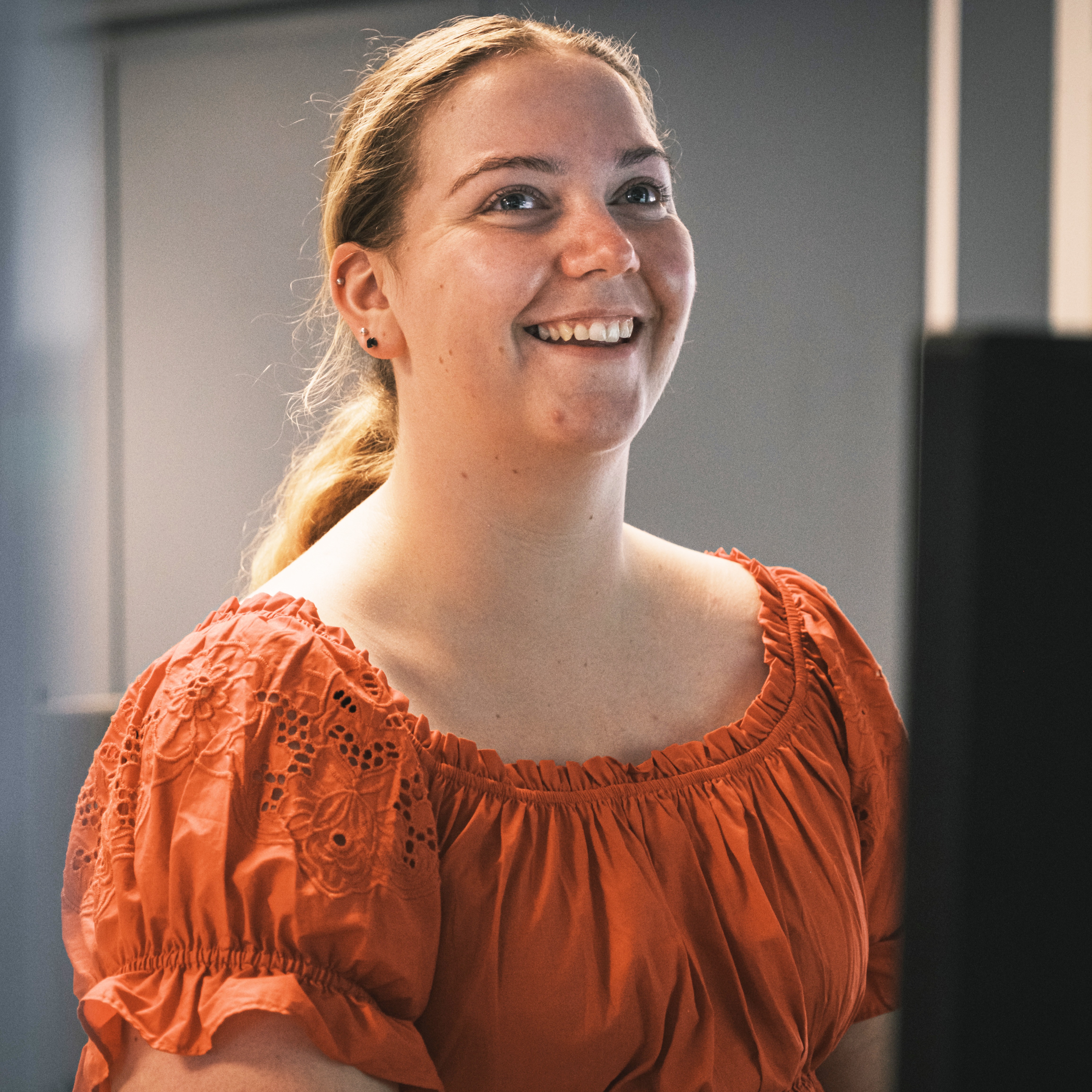 Bilde av kvinne foran dataskjermer