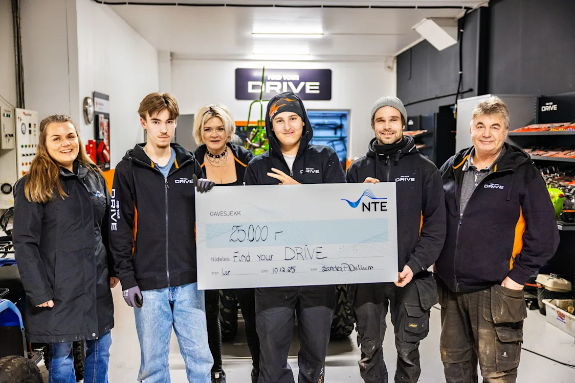 Find your drive får 25 000 kr i gave fra ansatte i NTE Seks personer poserer med en sjekk på 25 000 kr fra NTE. Foto.