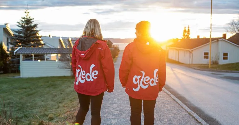 livsglede i sola To damer som går nedover en gate i solnedgang