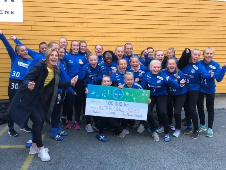Tiller fotball Medlemmer hos Tiller fotball jubler til kamera