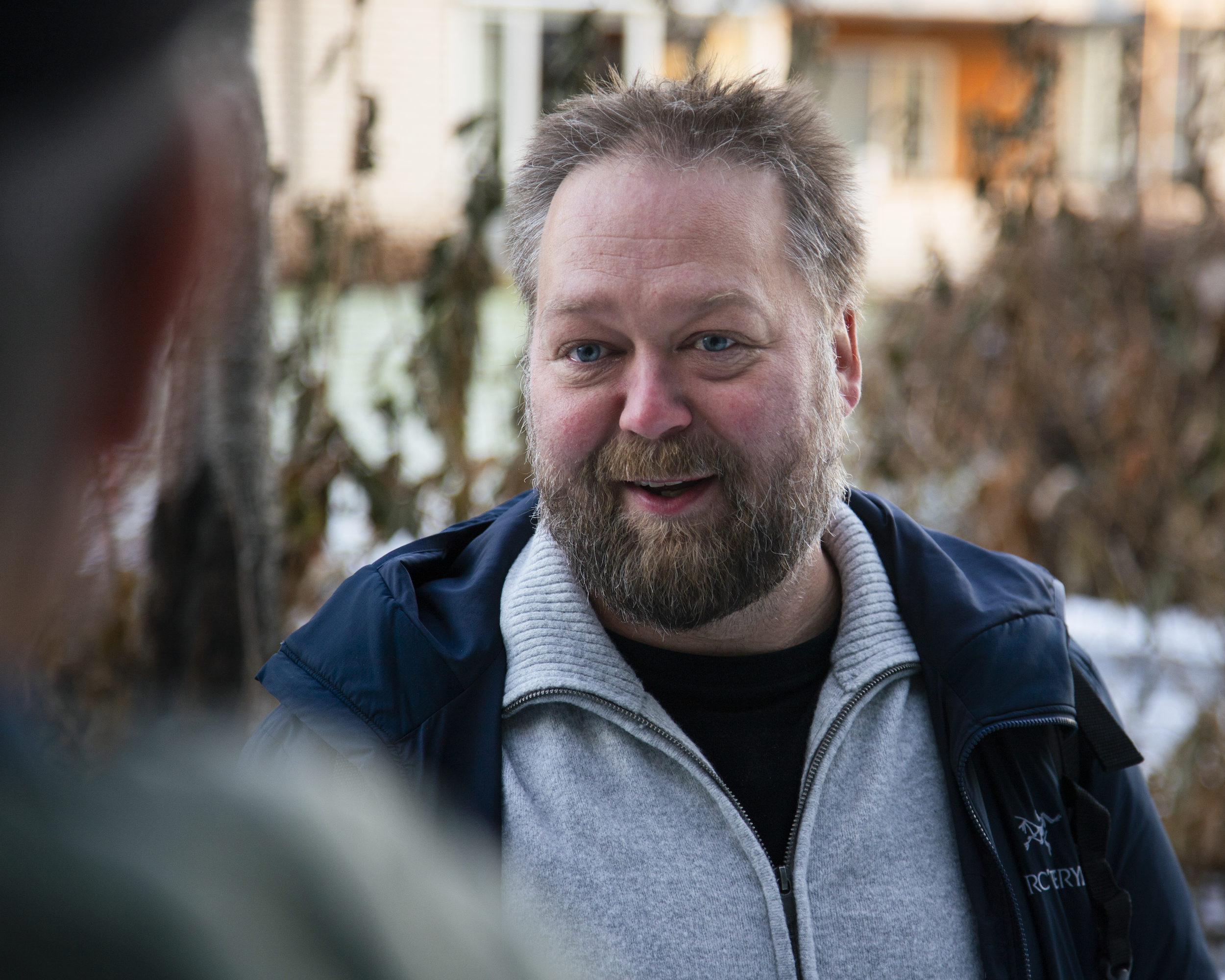 Smilende mann med skjegg og bart