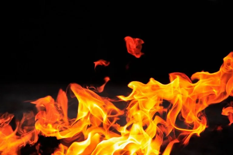 flammer Bilde av flammer på svart bakgrunn