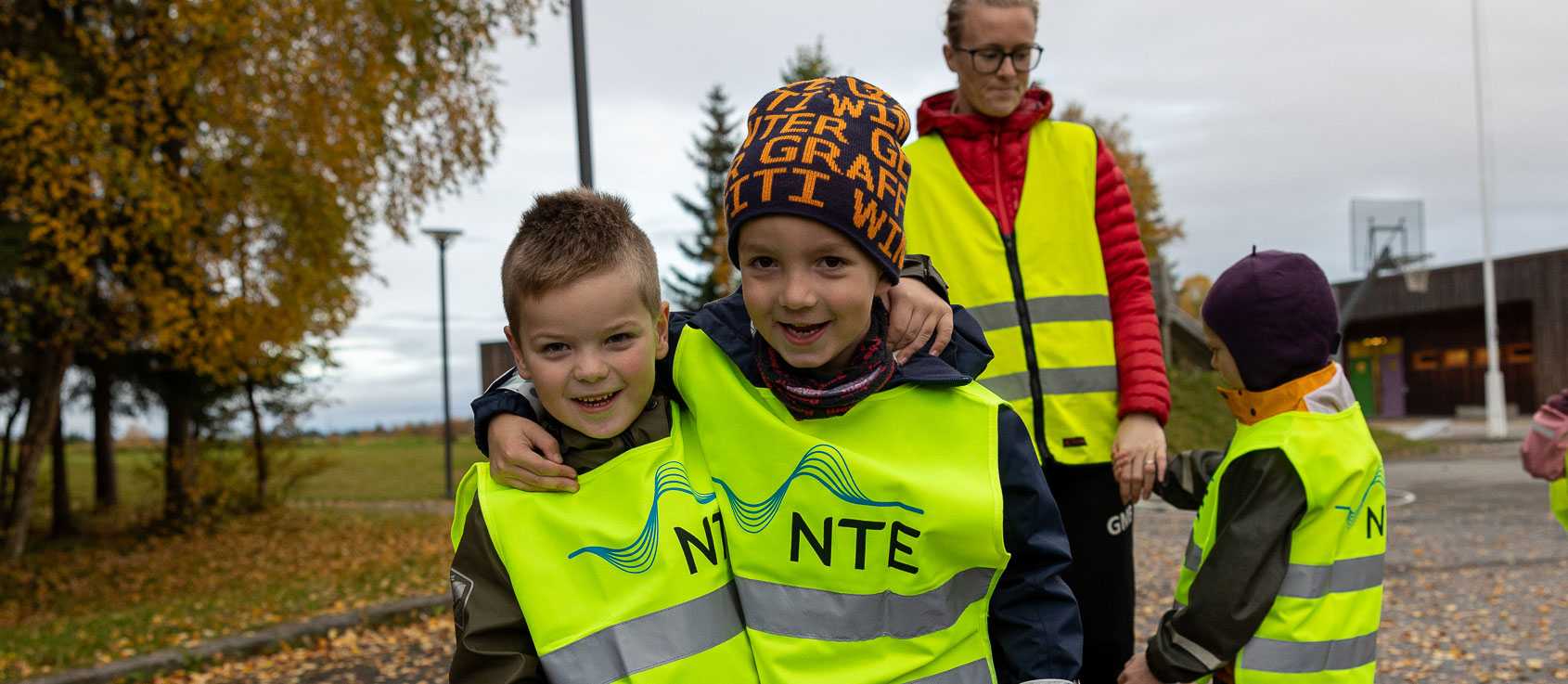 2 blide gutter med refleksvest