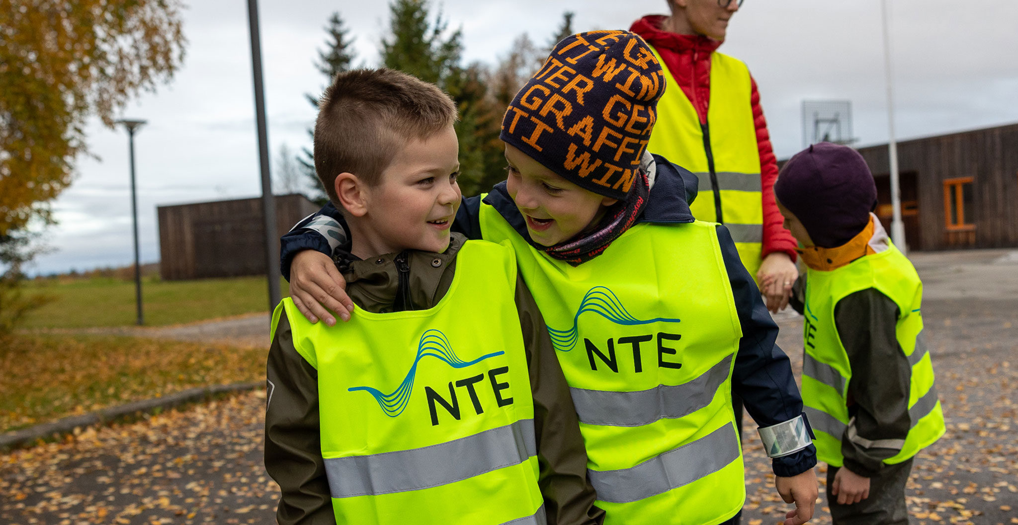 To glade gutter med refleksvest
