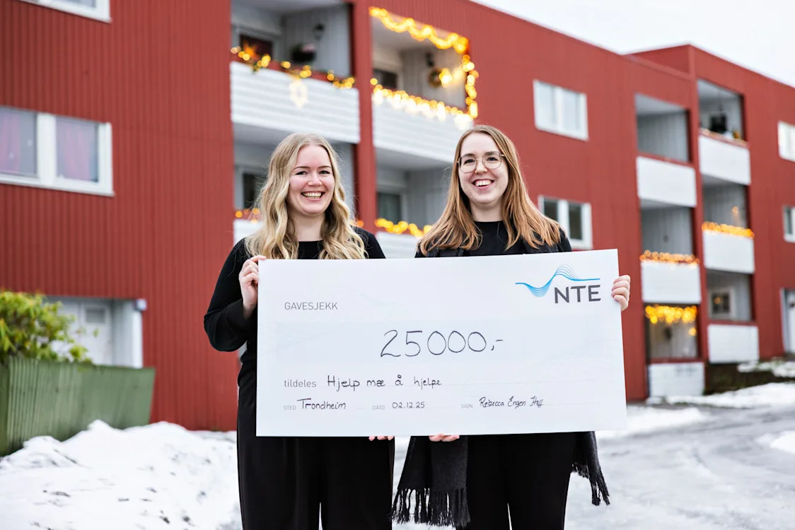 Rebecca Engen Hoff i NTE og Marthe Øyangen i Hjelp mæ å hjelpe To kvinner holder opp en sjekk. Foto.