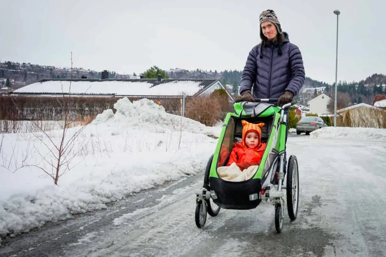 Fredrik går tur Far ute på gåtur med sønnen i barnevognen