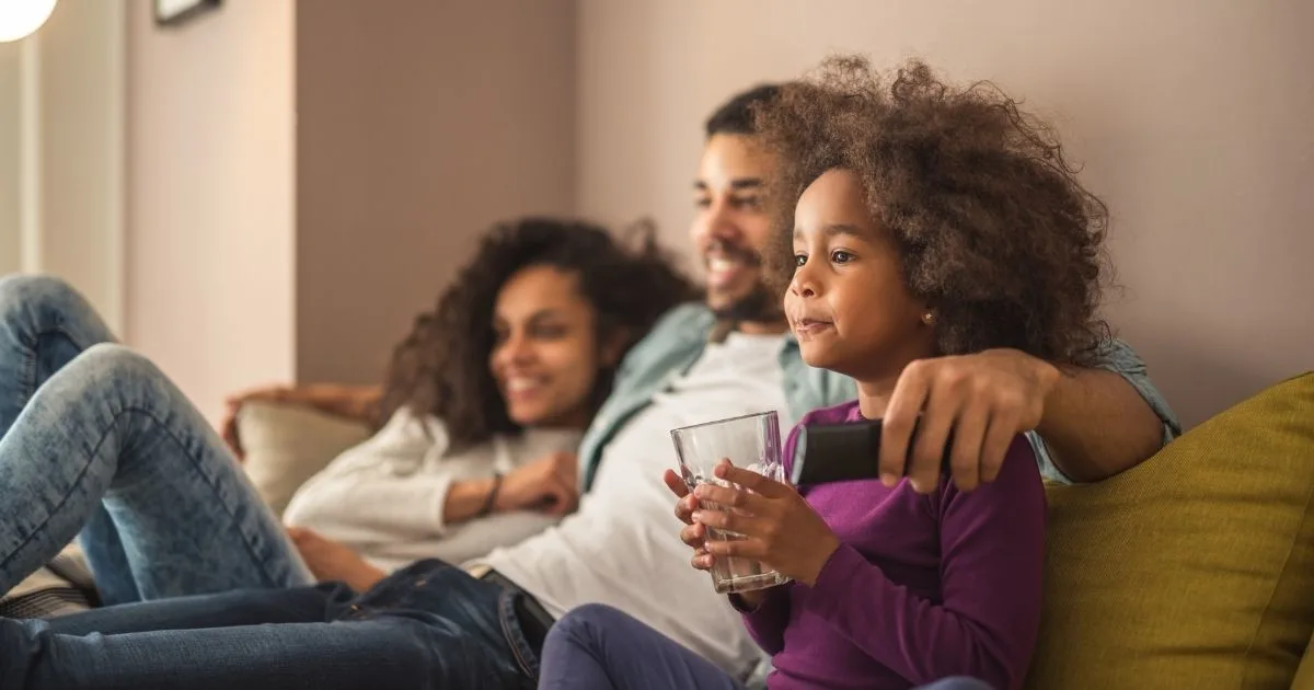 Familie som ser på film sammen Familie som ser på film sammen - TV
