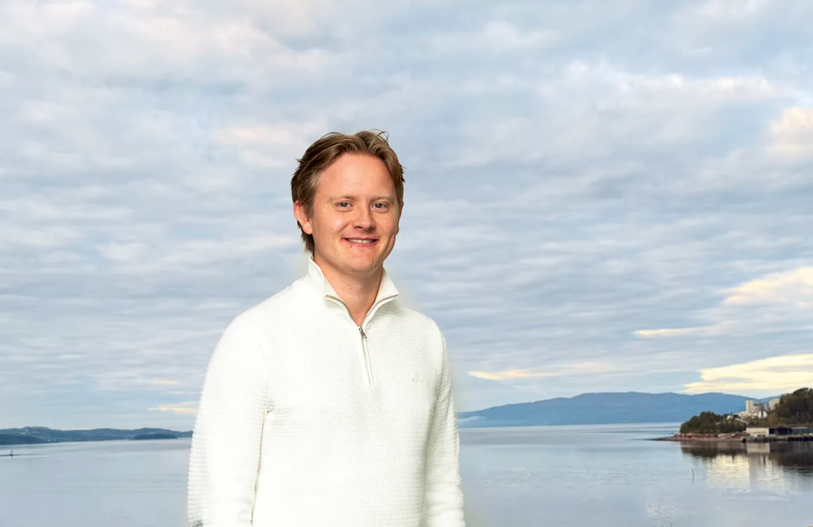 Hans Olav Bruce Hans Olav Bruce på taket på NTEs hovedkontor på Steinkjer. Han ser i kamera. I bakgrunn oversikt over fjord.