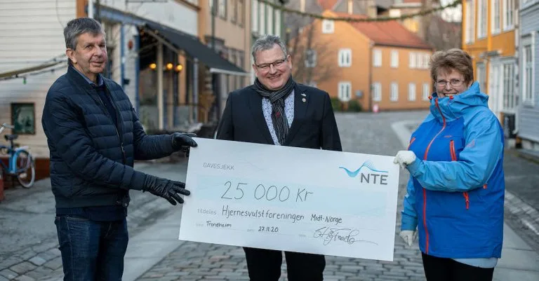 Overlevering av gavesjekk Overlevering av gavesjekk