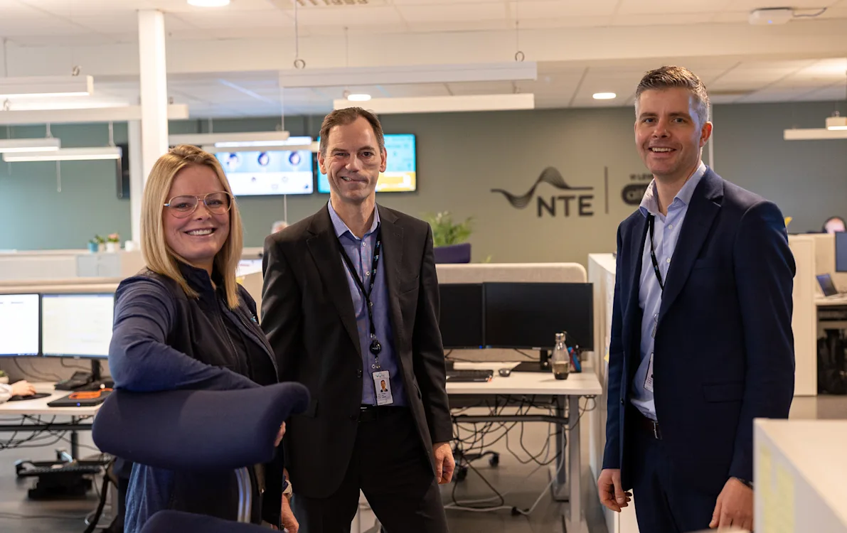 Epsi-seier En kvinne og to menn i et kontorlandskap