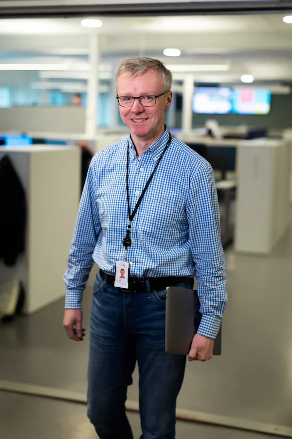 Per-Ivar Finstad 2 Smilende mann med en Mac under armen