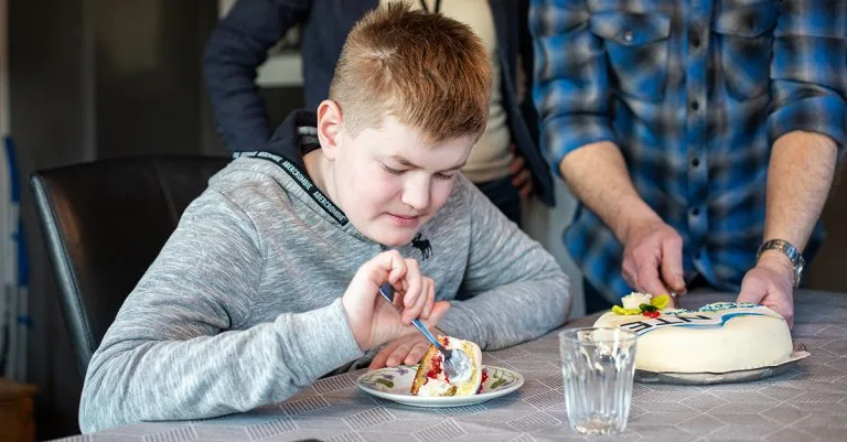 Rolf Daling Rolf Daling spiser kake