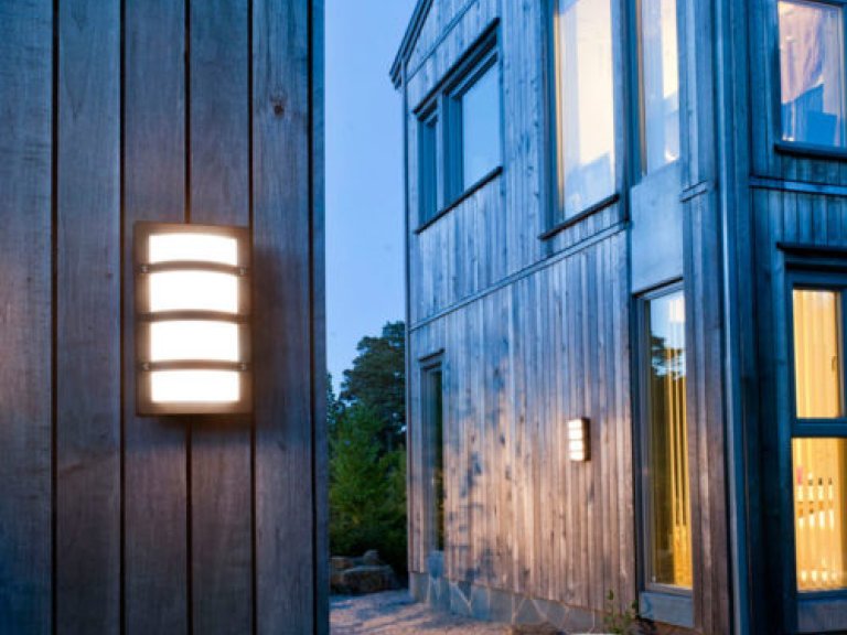 Vegger på et hus med lys montert utendørs på veggen