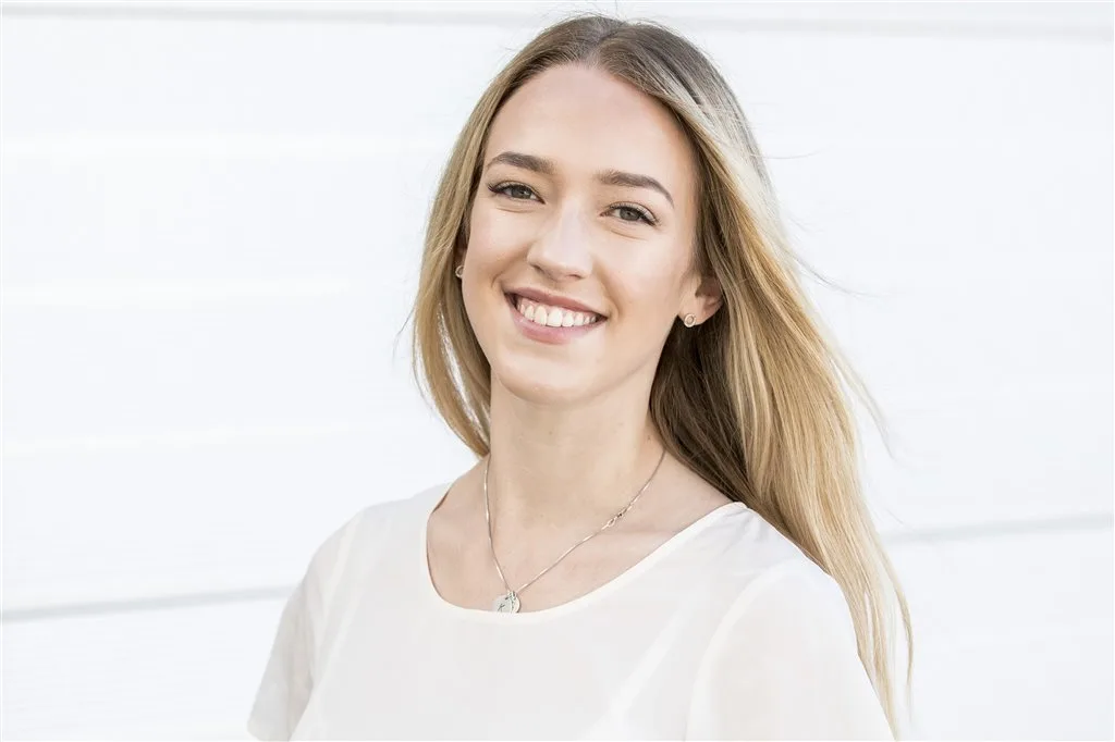Karianne Okkenhaug Smilende kvinne med langt hår