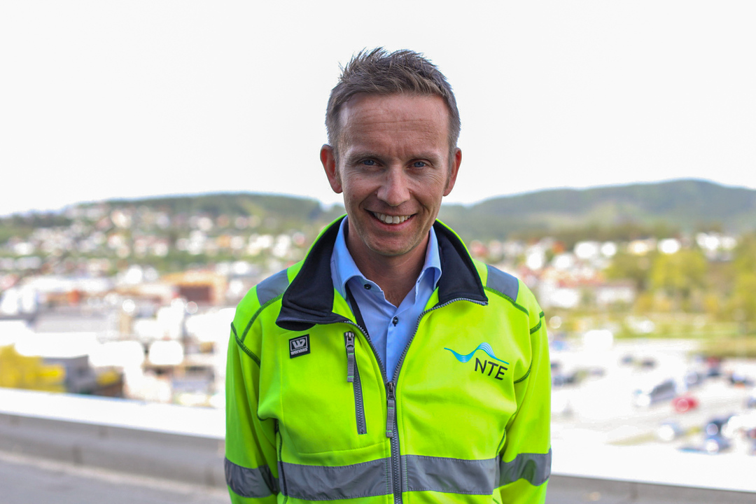 Jo Langøygard på taket på HK Steinkjer